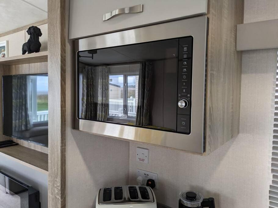 Beautiful Pet Friendly Southerness Caravan With Sea View & Decking Area Mainsriddle Екстериор снимка