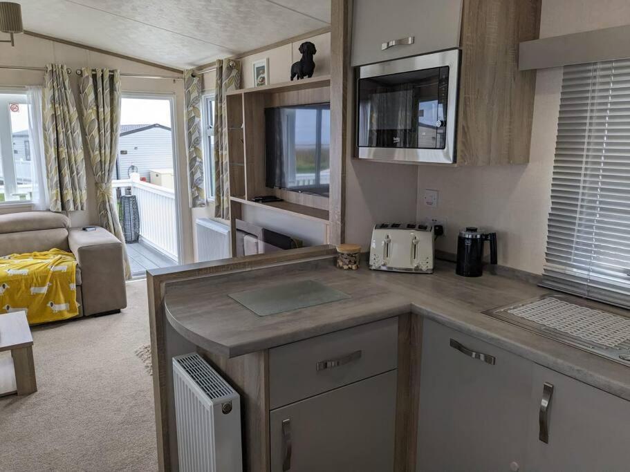Beautiful Pet Friendly Southerness Caravan With Sea View & Decking Area Mainsriddle Екстериор снимка