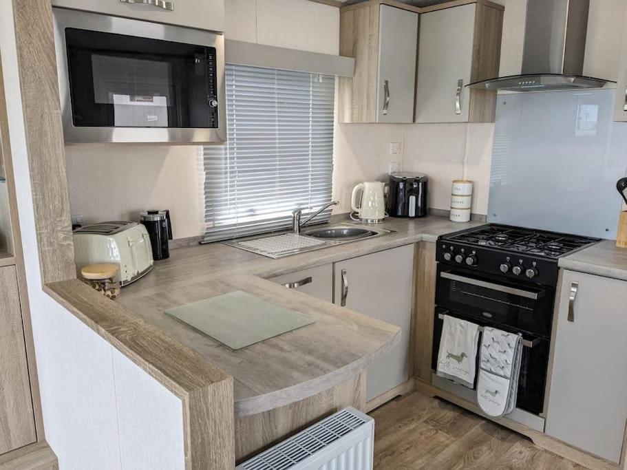 Beautiful Pet Friendly Southerness Caravan With Sea View & Decking Area Mainsriddle Екстериор снимка