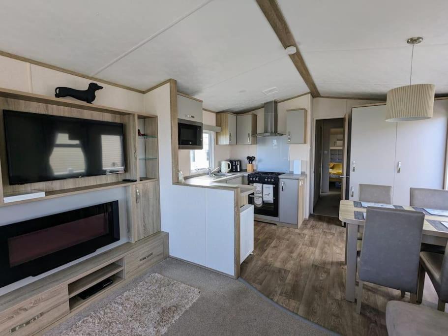 Beautiful Pet Friendly Southerness Caravan With Sea View & Decking Area Mainsriddle Екстериор снимка