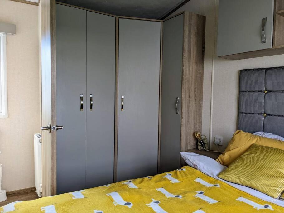Beautiful Pet Friendly Southerness Caravan With Sea View & Decking Area Mainsriddle Екстериор снимка