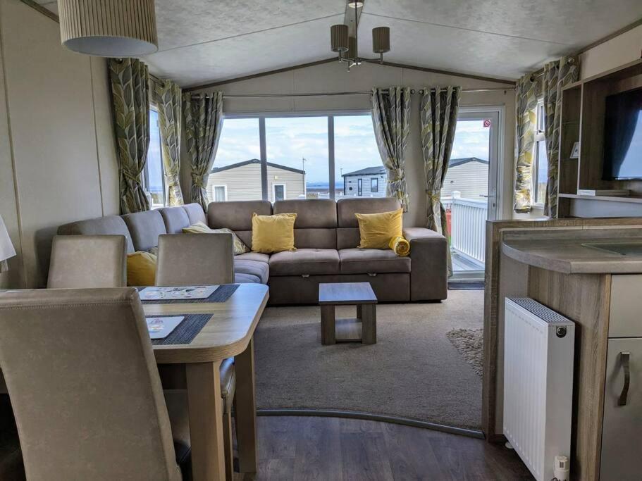 Beautiful Pet Friendly Southerness Caravan With Sea View & Decking Area Mainsriddle Екстериор снимка