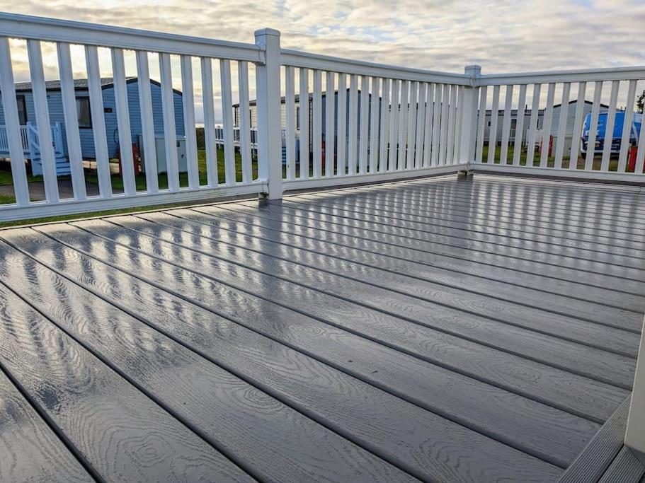 Beautiful Pet Friendly Southerness Caravan With Sea View & Decking Area Mainsriddle Екстериор снимка